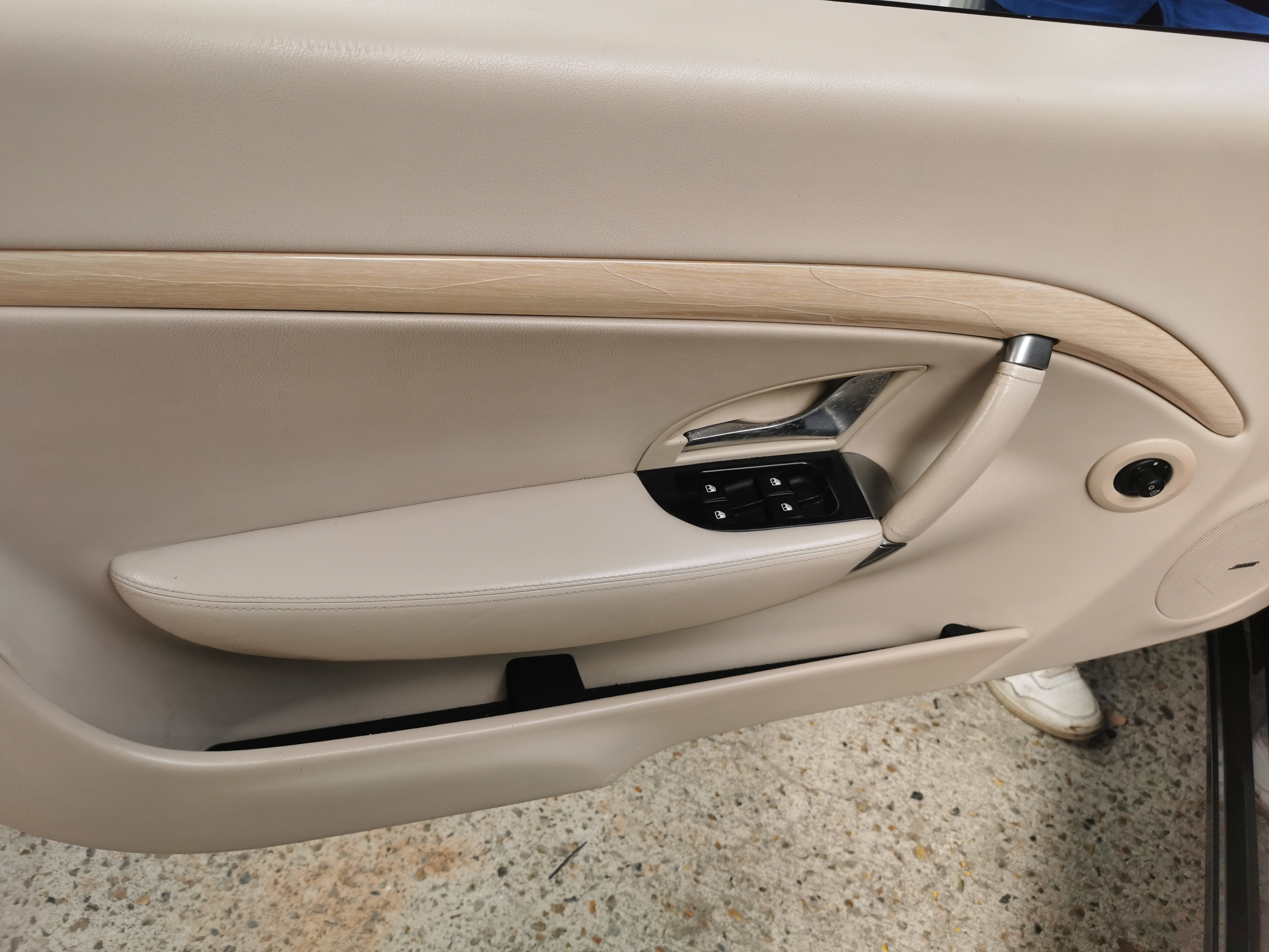Panneaux de porte de voiture